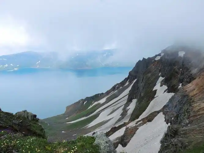 穿越长白山原始森林,登顶白云峰,俯瞰长白天池,是很多户外登山人的