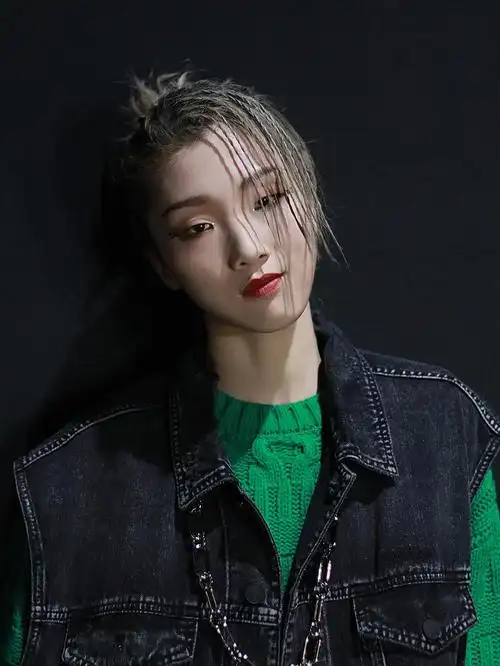 身陷绿色柔软宽松针织上衣……|绿色|郭颖|星图_新浪新闻