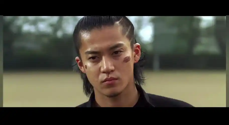 王者气场小栗旬热血高校中走路带风