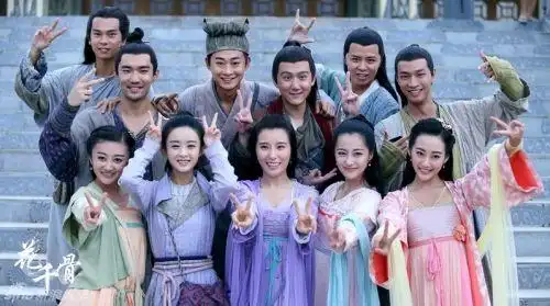 《花千骨》杀青 赵丽颖晒演员大合影与霍建华大眼自拍亲密