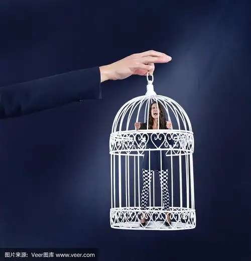 困在笼子里的女人
