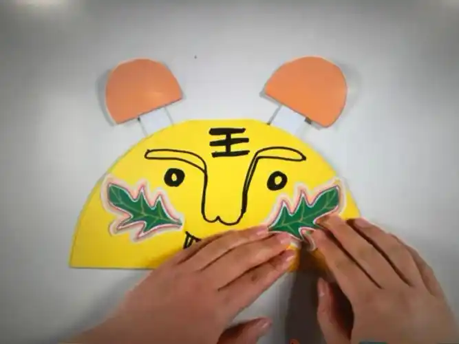 第五步:把老虎的胡须装在脸的两边.