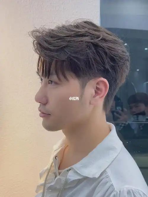 王嘉尔同款三七逗号刘海搭配是亚麻青棕王