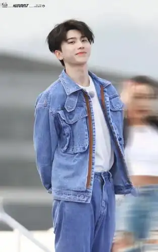 蔡徐坤壁纸:跑男蔡小葵回来了,看着玩的很开心的样子