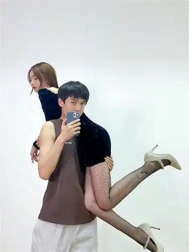 火遍全网的"男友力过肩背",小孩子才看美腿,成年人一看就懂