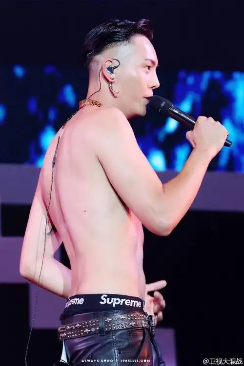 陈伟霆#穿衣显瘦 脱衣有肉好身材源于坚持的锻炼和刻苦的毅力明明被