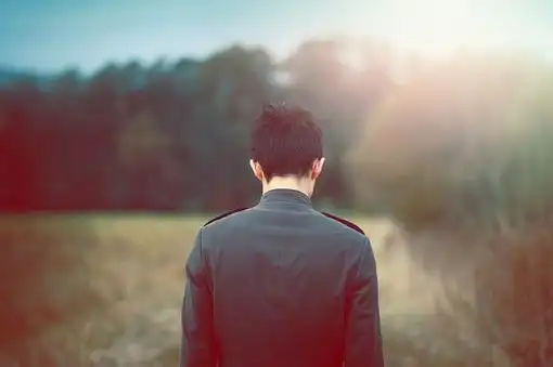 求一张图片:背景最好是黑的,只有一个男生孤独的背影,要凸显伤感和