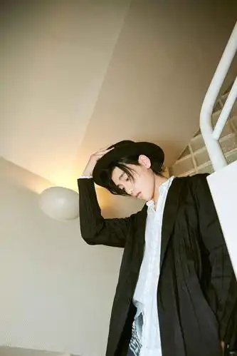 王子异巴黎时装周首秀 散发造型灵动俊逸