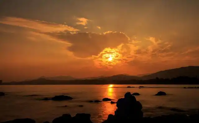 夕阳下,一对情侣依偎在一起.