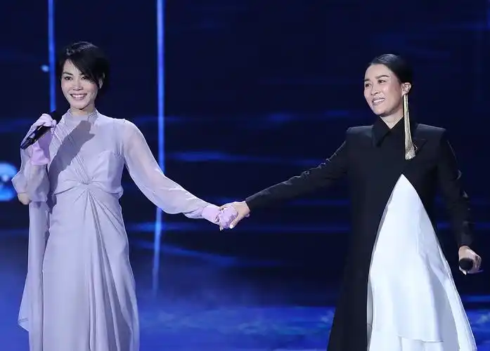 王菲那英世纪合体牵手献唱美翻了