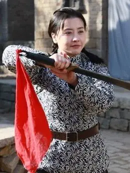 李青韭(张宛庭饰演)