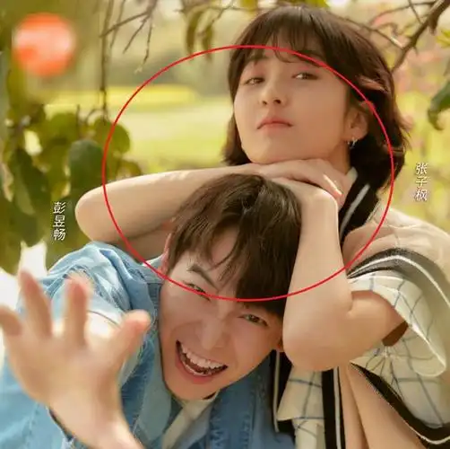 张子枫真不愧是团宠,全家福紧挨黄磊,就连新海报都是主角