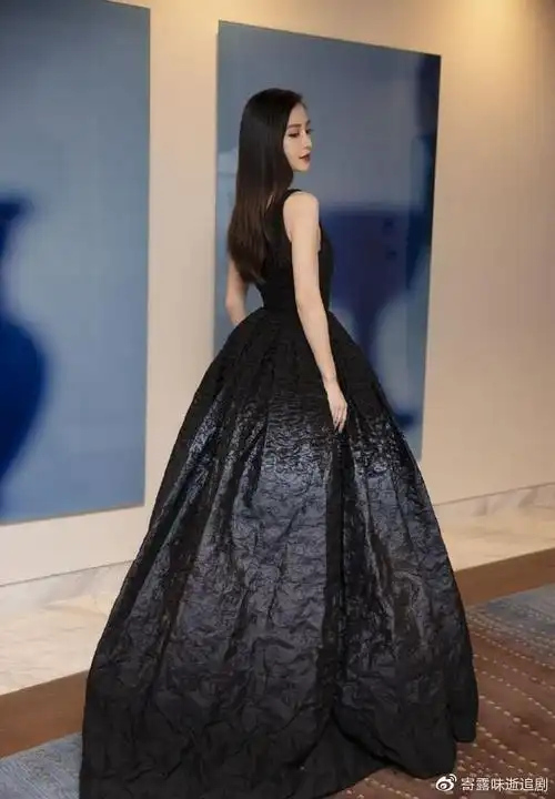 杨颖最新黑色礼服照曝光!美出了天际
