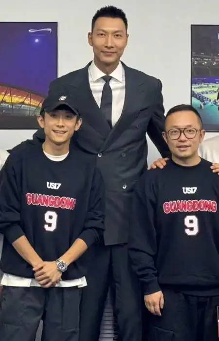 张一山的官方身高为1米76,虽然不算特别高,但也不算特别矮.