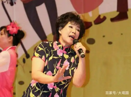 年过五旬的"甜歌皇后"韩宝仪身材发福臃肿,但新歌歌声甜美依旧