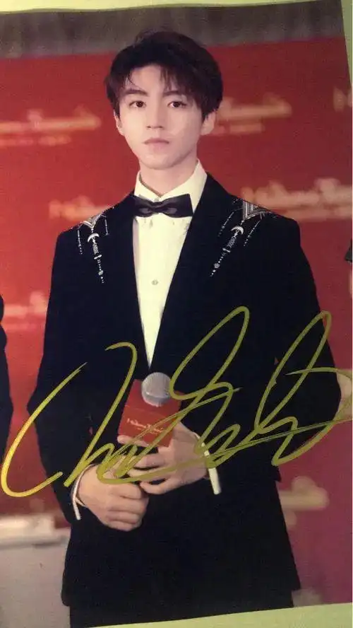 王俊凯签名照走一波喜欢的小伙伴快快来收藏哦