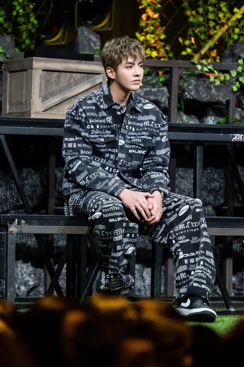 吴亦凡英伦报纸印花套装@吴亦凡最新造型亮相棕色卷发 英伦报纸印花