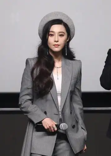 范冰冰无戏可拍仍不消停穿亮晶晶西装去看秀还化猫眼妆博眼球