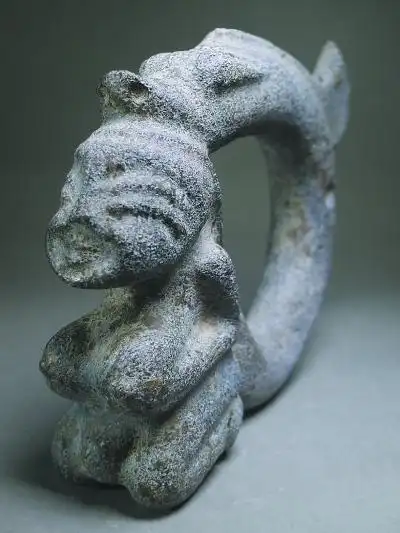 出一件黑皮玉龙,造型与中国国家博物馆镇馆之宝"中华第一龙"极为相似