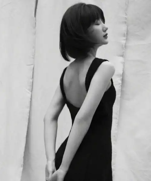 毛晓彤身材超火辣穿着清凉大胆拍写真细腰翘臀太诱惑