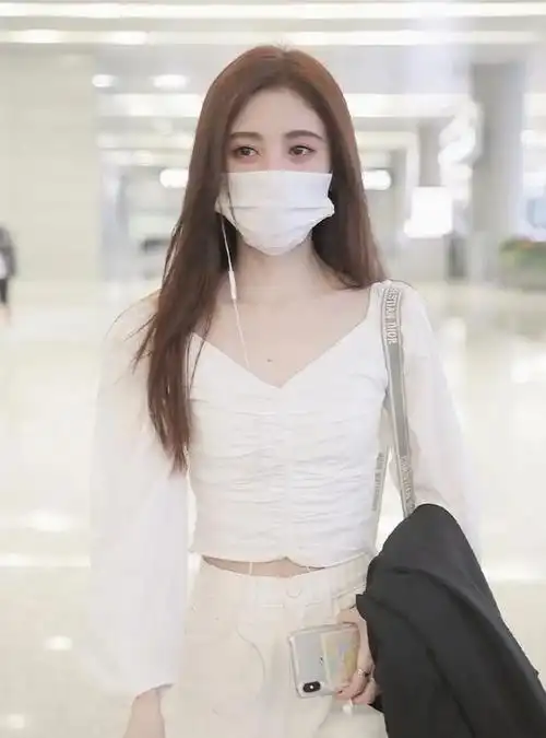 鞠婧祎太迷人了,穿白色露脐装秀身材