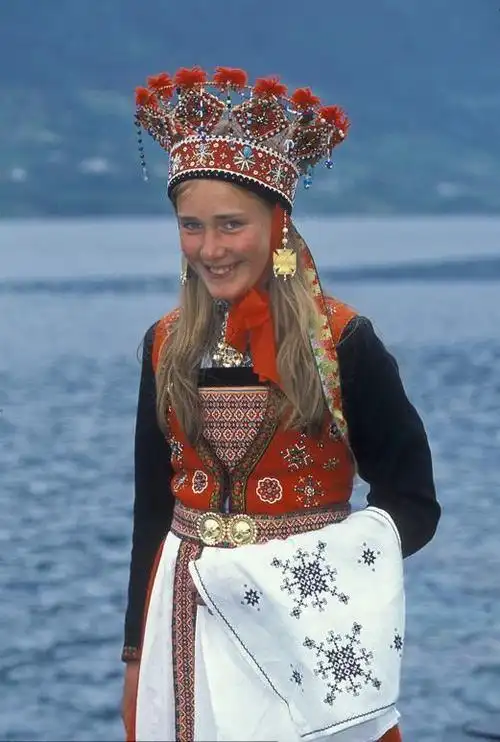 挪威的兵役制度美女们被强制兵役719个月与男兵吃住在一起