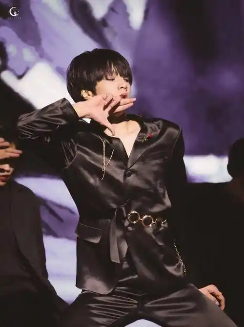 刘耀文的超绝少年气质来自哪里?他的每一件西装look来为你展示!