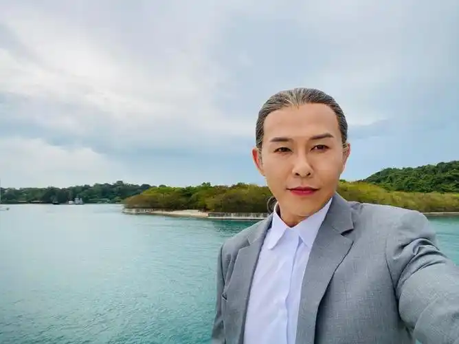 原创仙剑刘晋元49岁近况留长发化浓妆新造型气质太阴柔