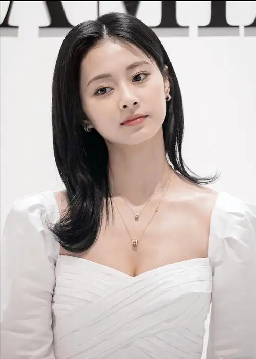 全球最美面孔的周子瑜白色长裙参加活动,身材曼妙,肌肤白皙细腻_发展