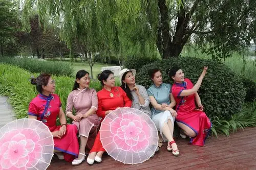 惊艳旗袍秀 醉倒齐盛湖