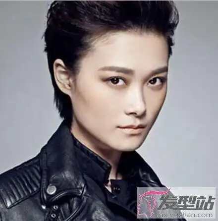 路线,在发型的选择上也向中性化靠拢.