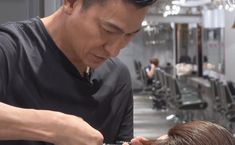 刘德华除了给鲁豫剪头发以外,还给自己剃头,连鲁豫都直呼天王"不求人"