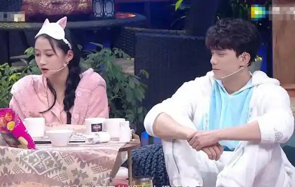 关晓彤吴磊参加睡衣秀当看清两人脚上拖鞋节目组太偏心了