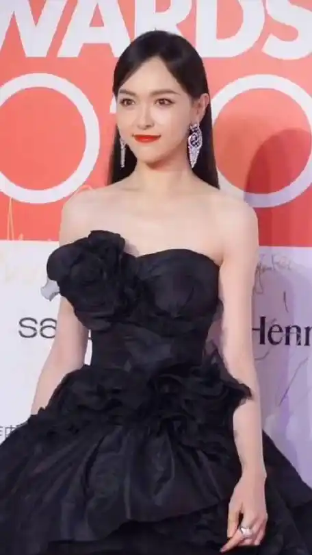 唐嫣出席活动现场