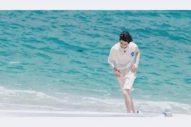 蔡徐坤在三亚穿羽绒服