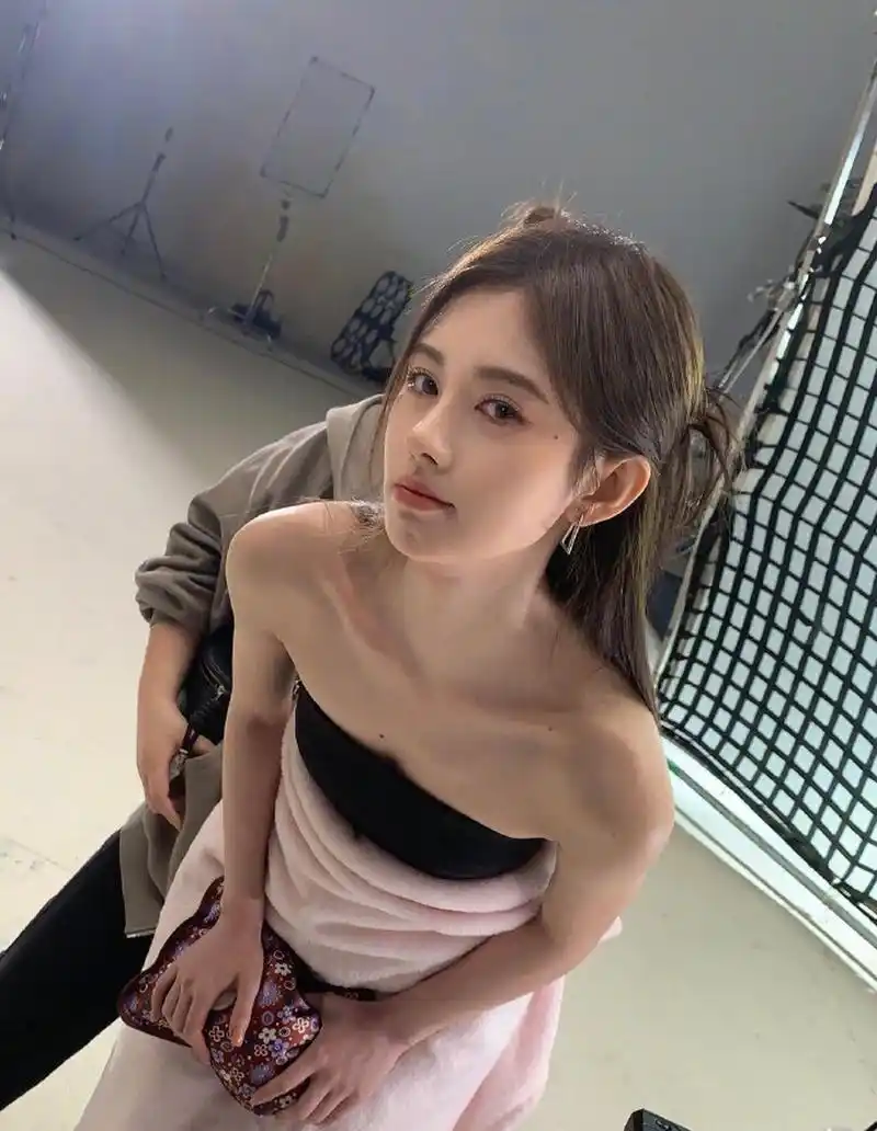 鞠婧祎虽然个子不高,但五官小巧清秀,长得很美,身穿一套黑色抹胸连衣