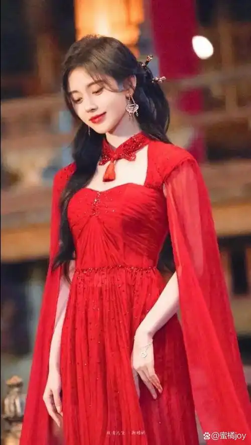 鞠婧祎红色美照九宫格来啦! 鞠婧祎映红日边,红妆如画美无边.