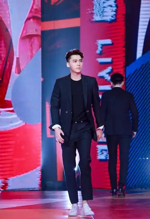 李易峰年龄身高体重(行走的荷尔蒙来啦32岁李易峰穿2万1西装现身快本)