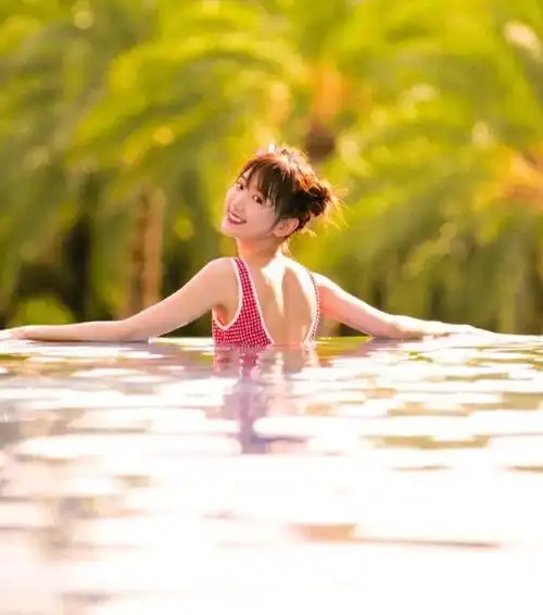 毛晓彤红色格子泳装,清新可爱少女,楚楚动人!_高清图集_新浪网