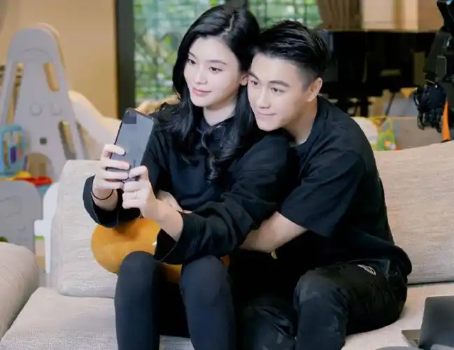 奚梦瑶与老公日本游玩,素颜少女感强,何猷君抱一堆零食开心比v-腾讯