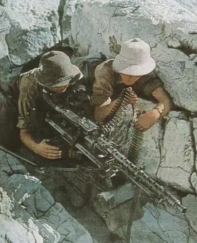 北非战场上的德军mg42机枪小组