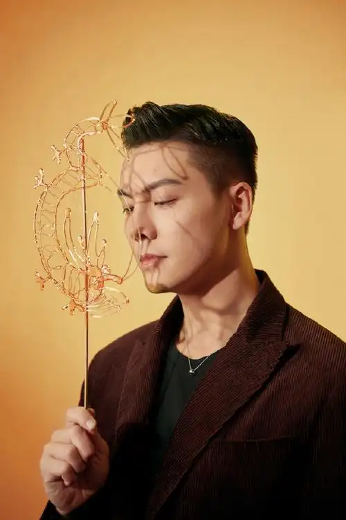 陈伟霆的糖画是从王府井买的##陈伟霆拿非遗龙糖画拍照