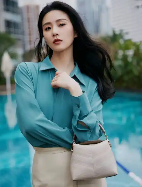 多个国际奢侈品牌"傍身"刘诗诗商业价值不可小觑刘诗诗这些年来,在