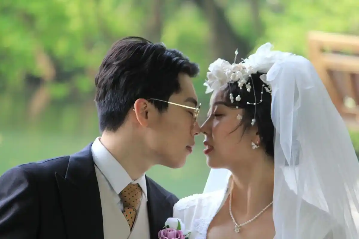 路人视角拍了新郎新娘美美的婚纱照 客片,化妆师的 - 抖音