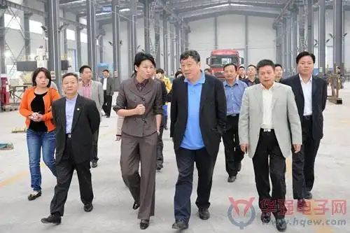 在考察信阳工业城和固始县产业集聚区时,王顺生会长一行仔细了解了