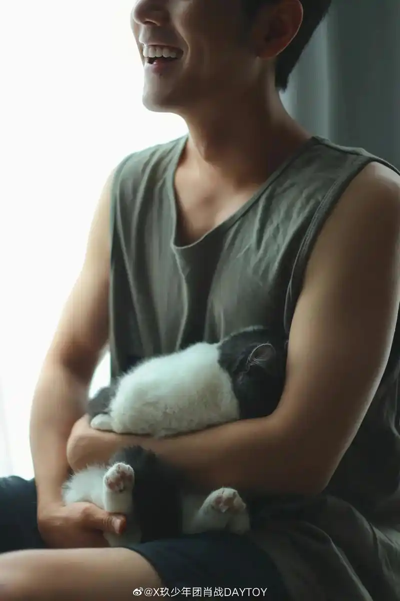 肖战 #坚果姑娘 坚果好可爱啊,一头埋进爸爸怀里撒娇的感觉 - 抖音
