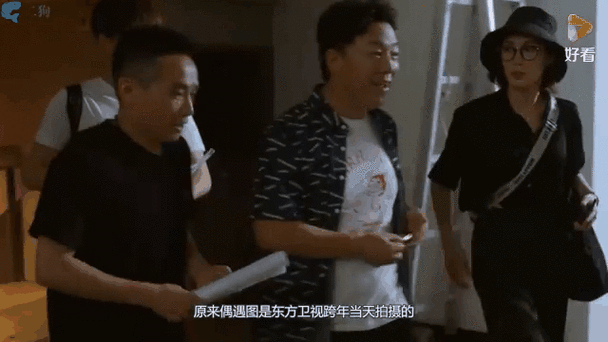 黄渤与女生挽手逛街上热搜,本尊连夜回应,大方晒当天合照澄清