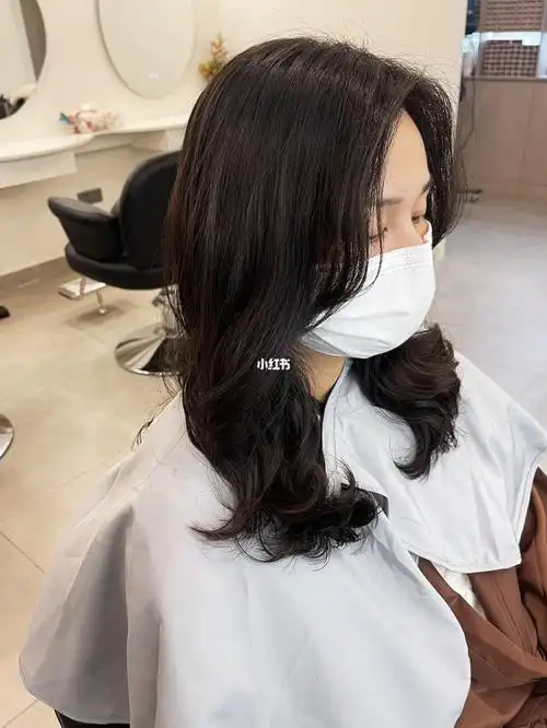 针对不同的发质以及适合客人脸型的发型设计会有不同的烫发步骤这位