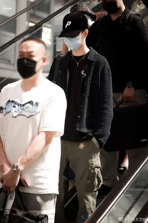 王一博出国机场路透##王一博出国机场饭拍##王一博一条裤子穿了四年