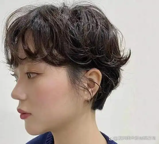 这款超短烫发也非常适合春夏季节,好打理又超显脸小,满满的日系感短发
